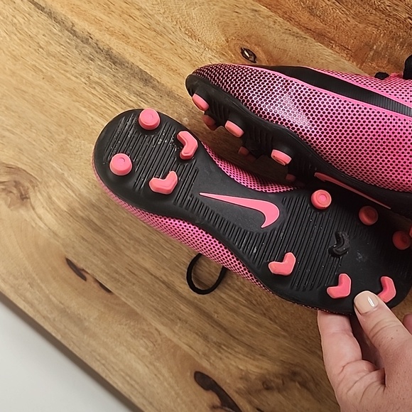 Nike soccer cleats - Picture 2 of 3